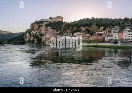 Vista del castello di Miravet dal lungo il fiume Ebro al tramonto in Catalogna, Spagna Foto Stock