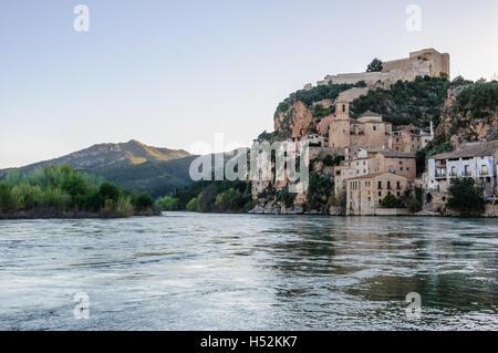 Vista del castello di Miravet dal lungo il fiume Ebro al tramonto in Catalogna, Spagna Foto Stock