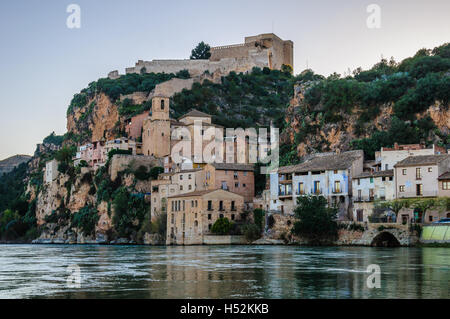 Vista del castello di Miravet dal lungo il fiume Ebro al tramonto in Catalogna, Spagna Foto Stock