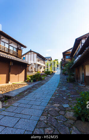 Nessuno presente presto su una mattina d'estate su un sentiero sulla storica Strada Nakasendo in Magome Foto Stock