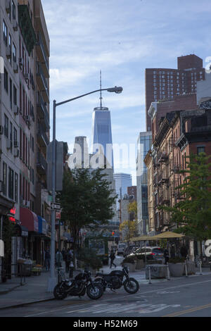 Torre di libertà nella distanza guardando dal lato est di Canal Street sulla Lower East Side di Manhattan. Foto Stock