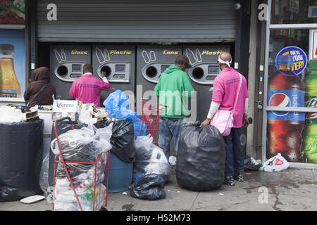 La gente di contanti in lattine, bottiglie in vetro e in plastica hanno prelevato al di fuori della garbage messo fuori per le strade di Brooklyn, New York. Foto Stock