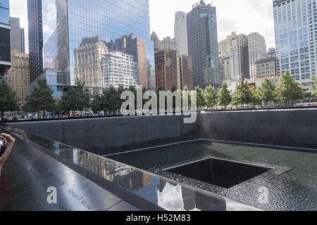 Sud piscina riflettente al 9/11 Memorial a Ground Zero a Manhattan. Foto Stock