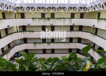Hotel Atrium. Sala . e i balconi. Corridoi di . Vista dal balcone interno . Foto Stock