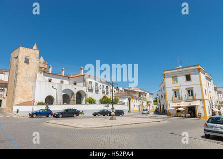 Evora, Portogallo - 30 Aprile 2014: la vecchia strada di Evora città in Portogallo Foto Stock