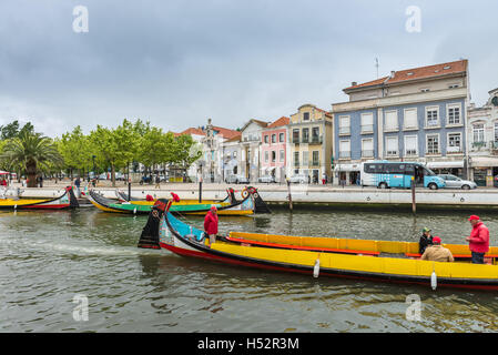 Aveiro, Portogallo - 26 Aprile 2014: Moliceiro barca vela lungo il canale centrale in Aveiro, Portogallo Foto Stock