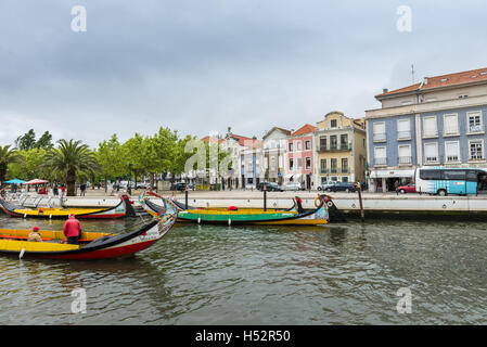 Aveiro, Portogallo - 26 Aprile 2014: Moliceiro barca vela lungo il canale centrale in Aveiro, Portogallo Foto Stock