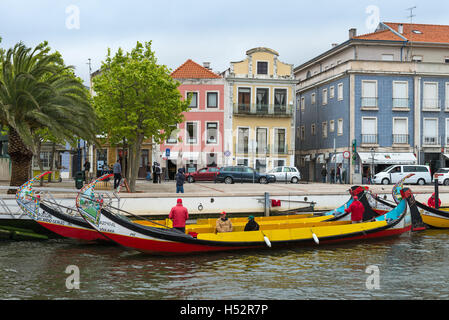 Aveiro, Portogallo - 26 Aprile 2014: Moliceiro barca vela lungo il canale centrale in Aveiro, Portogallo Foto Stock