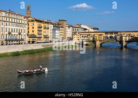 Firenze, Italia - Ponte Vecchio (Ponte Vecchio] è una pietra medievale Ponte sopra il fiume Arno. Foto Stock