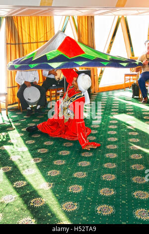 Danza egiziana tradizionale gonne Tanura. L'Egitto. Sharm el Sheikh. Settembre 2008. Foto Stock