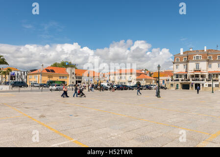 Cascais, Portogallo - 22 Aprile 2014: turistica prendendo le foto vicino alla spiaggia di Baia di Cascais, un portoghese città costiera 30 k Foto Stock