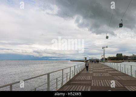 Lisbona, Portogallo - 20 Aprile 2014: Funivie ( Telecabine Lisboa) sul fiume Tago dal Parque das Nacoes (parco della nazione Foto Stock