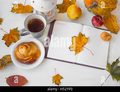 In autunno le foglie essiccate con i notebook,candela, decorazione di zucca e miele bun roll Foto Stock