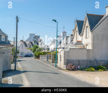 Sunny illuminato street paesaggi Penmarch, un comune nella Finisterre dipartimento di Brittany nel nord-ovest della Francia. Foto Stock