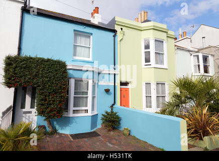 Una coppia delle colorate case a schiera in corsie, Brighton SUSSEX REGNO UNITO Foto Stock