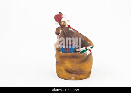 Statuetta di ceramica di Babbo Natale con una grande sacca isolata. Foto Stock