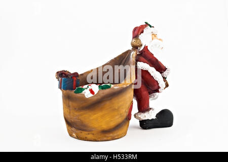 Statuetta di ceramica di Babbo Natale con una grande sacca isolata. Foto Stock