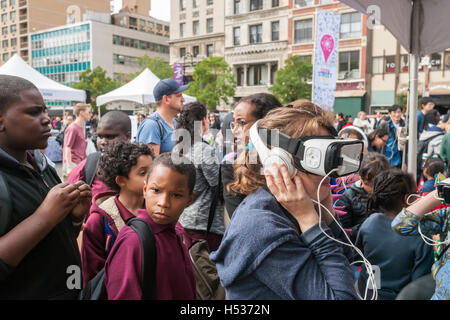 I partecipanti al Geek Street Fair in Union Square Park a New York esperimento con Samsung Oculus VR auricolari giovedì 13 ottobre, 2016. Sponsorizzato da Google la fiera di strada cabine complete dalla scienza e dalla tecnologia le associazioni e le aziende che hanno promosso il loro stelo alle organizzazioni di gruppi scolastici. (© Richard B. Levine) Foto Stock