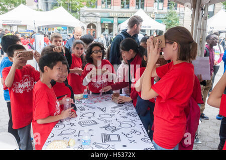 I partecipanti al Geek Street Fair in Union Square Park a New York esperimento con Google spedizioni di cartone di realtà virtuale auricolari giovedì 13 ottobre, 2016. Sponsorizzato da Google la fiera di strada cabine complete dalla scienza e dalla tecnologia le associazioni e le aziende che hanno promosso il loro stelo alle organizzazioni di gruppi scolastici. (© Richard B. Levine) Foto Stock