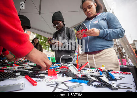 I partecipanti esperimento con Lego robotics in the Geek Street Fair in Union Square Park a New York giovedì 13 ottobre, 2016. Sponsorizzato da Google la fiera di strada cabine complete dalla scienza e dalla tecnologia le associazioni e le aziende che hanno promosso il loro stelo alle organizzazioni di gruppi scolastici. (© Richard B. Levine) Foto Stock