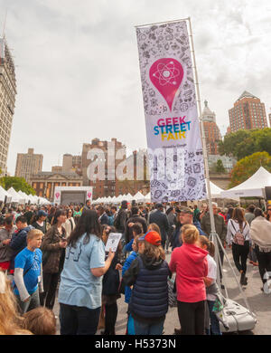 I partecipanti al Geek Street Fair in Union Square Park a New York giovedì 13 ottobre, 2016. Sponsorizzato da Google la fiera di strada cabine complete dalla scienza e dalla tecnologia le associazioni e le aziende che hanno promosso il loro stelo alle organizzazioni di gruppi scolastici. (© Richard B. Levine) Foto Stock