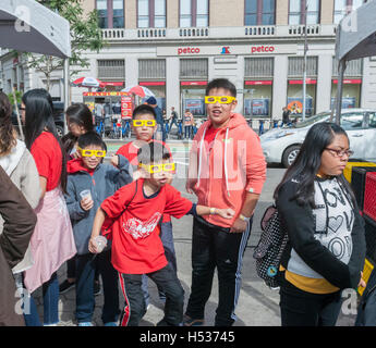 I partecipanti indossano occhiali di diffrazione nel Geek Street Fair in Union Square Park a New York giovedì 13 ottobre, 2016. Sponsorizzato da Google la fiera di strada cabine complete dalla scienza e dalla tecnologia le associazioni e le aziende che hanno promosso il loro stelo alle organizzazioni di gruppi scolastici. (© Richard B. Levine) Foto Stock