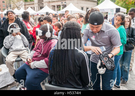 I partecipanti al Geek Street Fair in Union Square Park a New York esperimento con Samsung Oculus VR auricolari giovedì 13 ottobre, 2016. Sponsorizzato da Google la fiera di strada cabine complete dalla scienza e dalla tecnologia le associazioni e le aziende che hanno promosso il loro stelo alle organizzazioni di gruppi scolastici. (© Richard B. Levine) Foto Stock