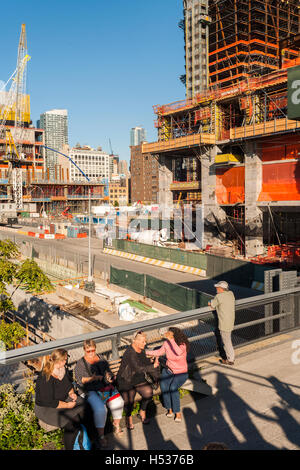 Costruzione dei cantieri di Hudson lo sviluppo in New York visto dalla linea alta Park su Venerdì, Ottobre 14, 2016. (© Richard B. Levine) Foto Stock