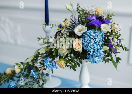 Decorazioni per matrimoni con candele e con splendidi fiori Foto Stock