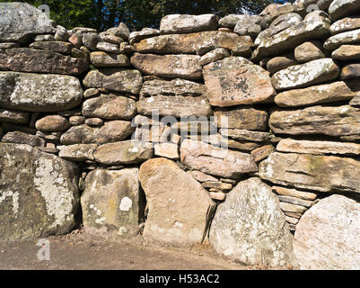 Dh Balnuaran di clava Culloden Moor Inverness Shire clava cairns età del bronzo cairn tomba neolitica all'interno della parete interna stalattite Foto Stock