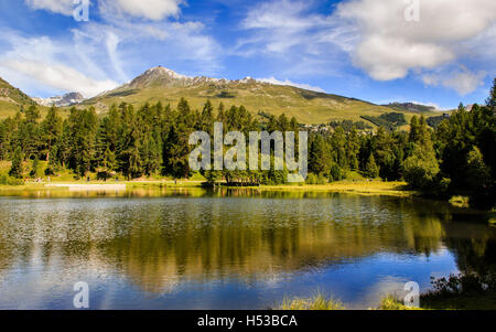 Montagna e cielo nuvoloso riflettendo in montagna lago Champferer vedere nelle Alpi svizzere nei pressi di San Moritz. Foto Stock