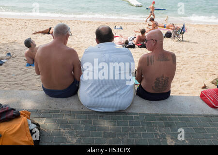 Uomo sovrappeso sulla spiaggia di Pattaya Thailandia Foto Stock