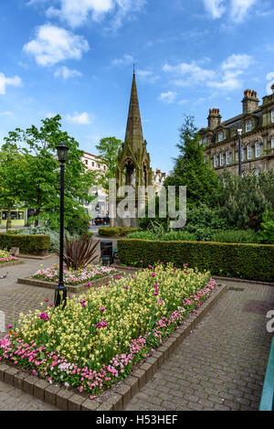 La regina Victoria statua nel centro di Harrogate, nello Yorkshire, Inghilterra. Foto Stock