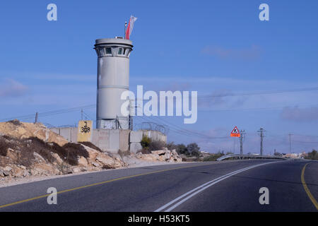 Una torre militare israeliana situata sull'autostrada 60, una strada interurbana sud-nord in Cisgiordania e Israele definita da numerosi attacchi di sparo contro civili e soldati israeliani da parte di militanti palestinesi; Foto Stock