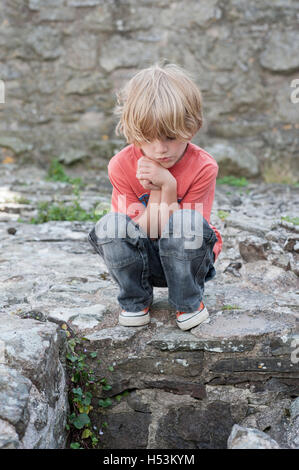 Ragazzo godendo le diverse funzioni dello storico castello di Montgomery in Galles Centrale, Shropshire/confini Gallese Foto Stock