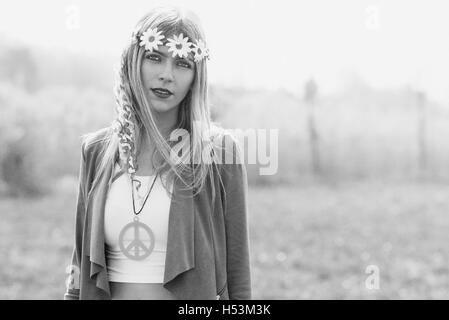 Hippy girl - stile 1970. Vecchio bianco e nero fotografico macchina di simulazione Foto Stock