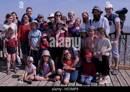 Un religioso della famiglia ebraica in posa per la telecamera in un punto di osservazione sul monte Garizim vicino a Nablus Cisgiordania Foto Stock