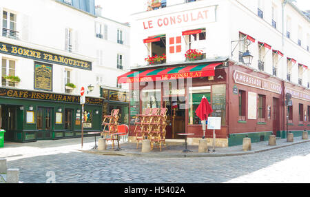 Parigi, France-July 09, 2016: Il tradizionale ristorante francese Le Consulat situato nel pittoresco quartiere Montmartre di Parigi. Foto Stock