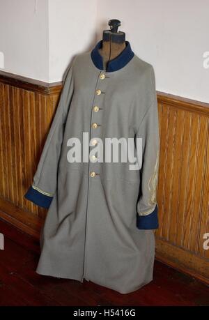 Un confederato uniformi da la guerra civile americana, sul display al Van Buren River Valley Museum in Van Buren, Arkansas, Stati Uniti d'America. Foto Stock