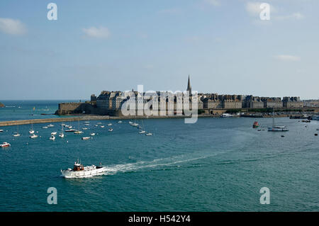 La bella città di St Malo in Bretagna curve in mare su un incantevole porto naturale. Foto Stock