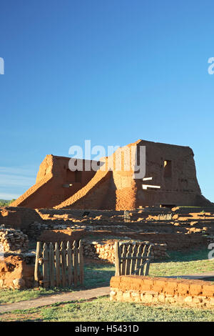 Cancello in legno e la chiesa della missione rovine, Pecos National Historical Park, Pecos, Nuovo Messico USA Foto Stock
