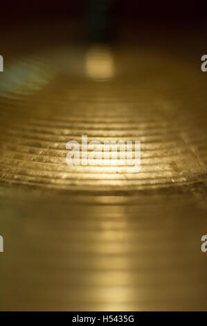 Extreme close up del tamburo metallico piatto, l'immagine verticale e linee orizzontali su ottone, il fuoco selettivo Foto Stock