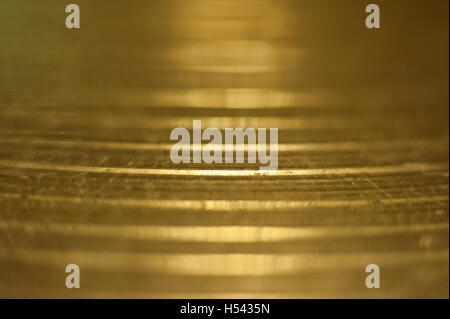 Extreme close up del tamburo metallico piatto e linee orizzontali su ottone, il fuoco selettivo Foto Stock