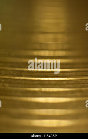 Extreme close up del tamburo metallico piatto, l'immagine verticale e linee orizzontali su ottone, il fuoco selettivo Foto Stock