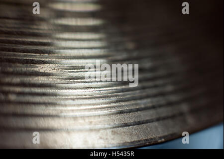 Extreme close up del tamburo metallico piatto e linee orizzontali su ottone, il fuoco selettivo Foto Stock