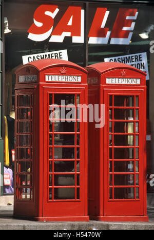 Gran Bretagna, Londra, twin cabine telefoniche a Trafalgar Square Foto Stock