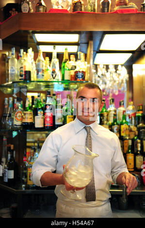 Un barman è rendere un cocktail presso il Bar Basso. Il luogo è un istituzione nel cocktail bar in scena a Milano, Italia Foto Stock