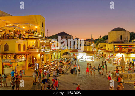 Twilight a Ippocrate (Ipokratous) Square, a Rodi città vecchia isola di Rodi, Dodecanneso isole, Grecia. Foto Stock