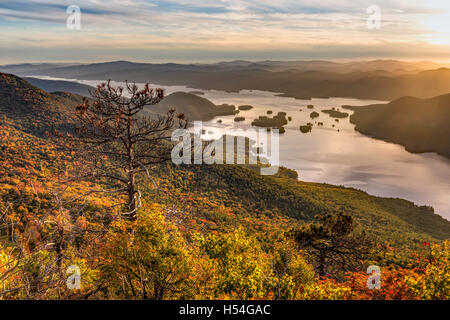 La si restringe di Lake George e sulle montagne circostanti visto dalla Montagna Nera nelle Montagne Adirondack di New York Foto Stock