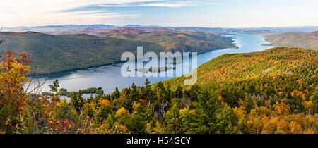 L'estremità settentrionale del lago George e la linguetta Mountain Range visto da un belvedere sulla montagna nera in Montagne Adirondack, Foto Stock